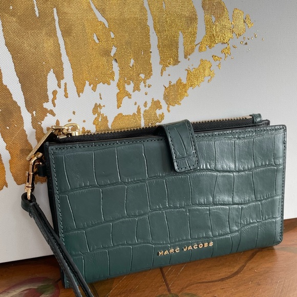 Marc Jacobs Handbags - Marc Jacobs Croc Embossed Wristlet